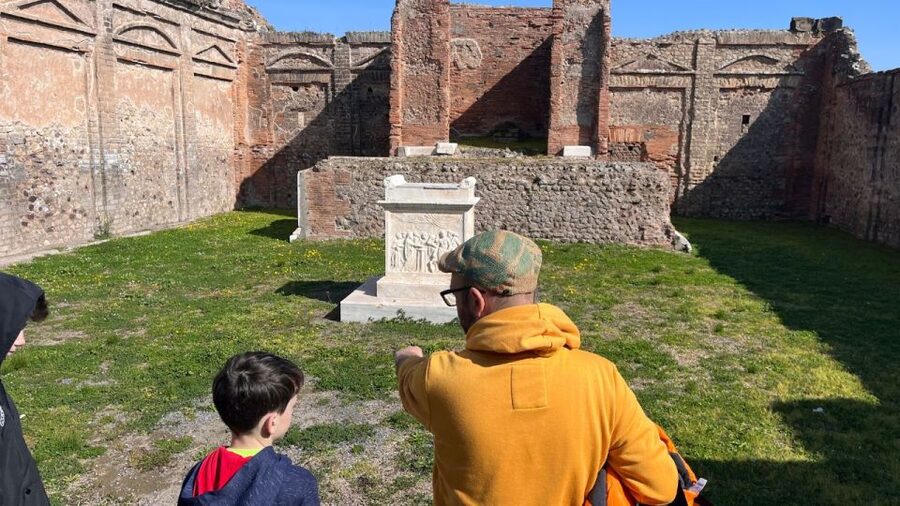 From Rome: Pompeii and Naples Day Trip by High-Speed Train - How to use your free hour in Naples