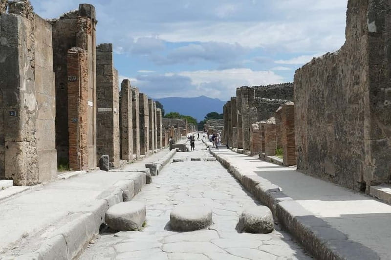 From Rome: Pompeii and Vesuvio Guided Day Trip with Lunch - The coral and cameo stop feels out of place