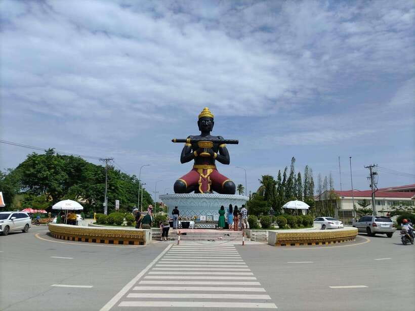 From Siem Reap: Battambang Day Trip Return or to Phnom Penh - Remembering victims at Samrong Knong