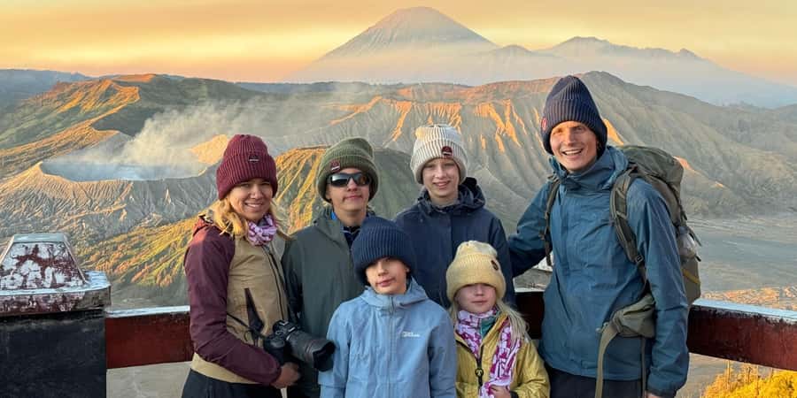 From Surabaya or Malang: Private Mt. Bromo Sunrise Day Trip - Waiting for sunrise at Mount Penanjakan