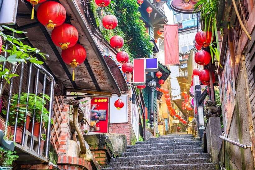 From Taipei: Shifen, Jiufen, and Yehliu Guided Day Trip - Jiufen Old Street, beautiful and crowded by nature