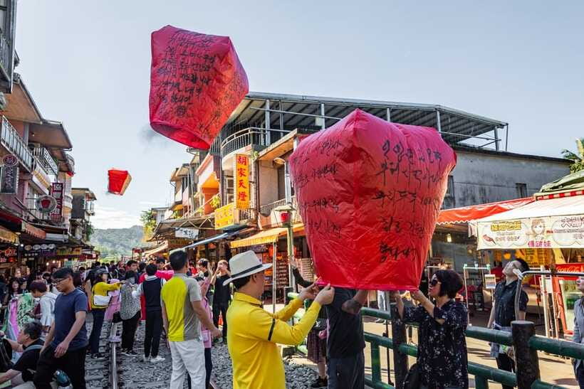 From Taipei: Shifen, Jiufen, and Yehliu Guided Day Trip - Yehliu Geopark and the Queen’s Head