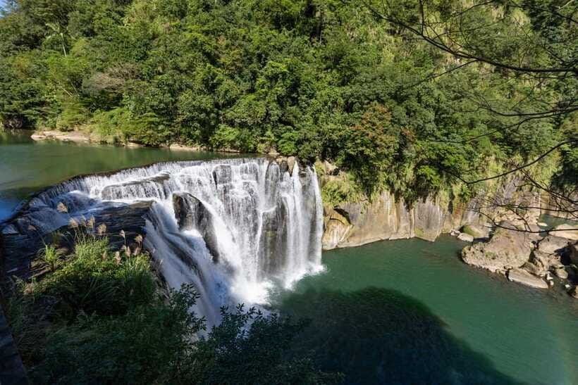 From Taipei: Shifen, Jiufen, and Yehliu Guided Day Trip - Shared bus or private tour?