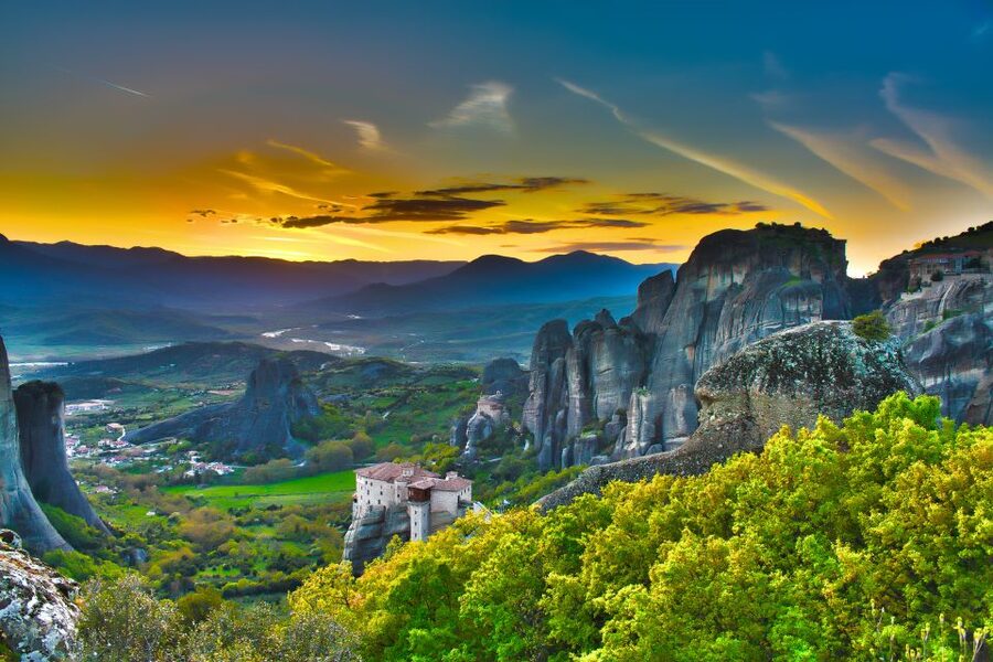 From Thessaloniki: Full Day Trip to Meteora - Seeing the rock pillars and cliff-top monasteries