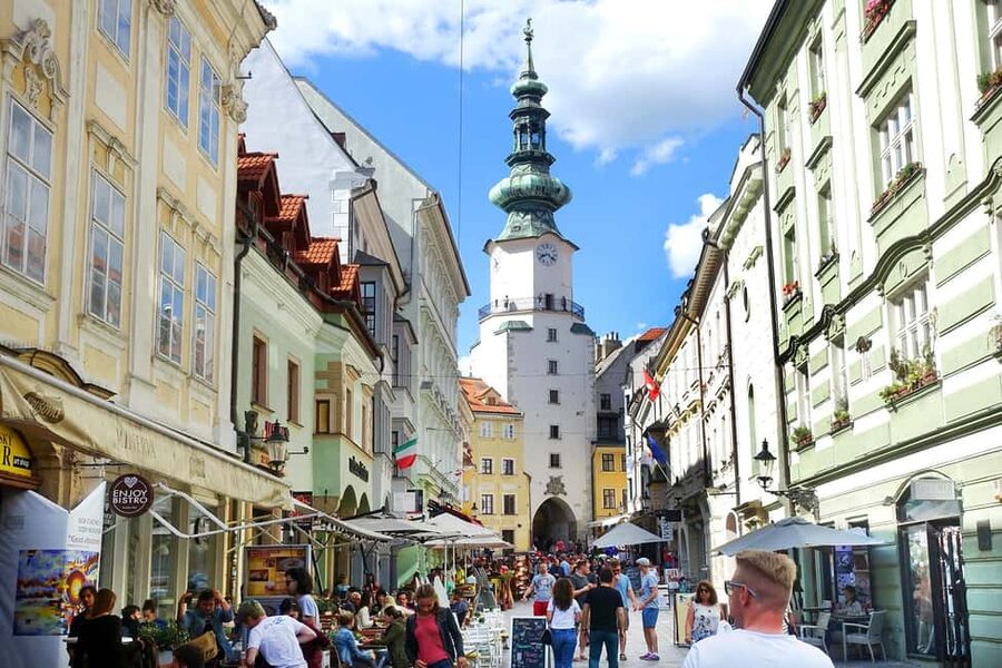 From Vienna: Bratislava and Budapest Guided Day Trip - Three hours to make Budapest your own