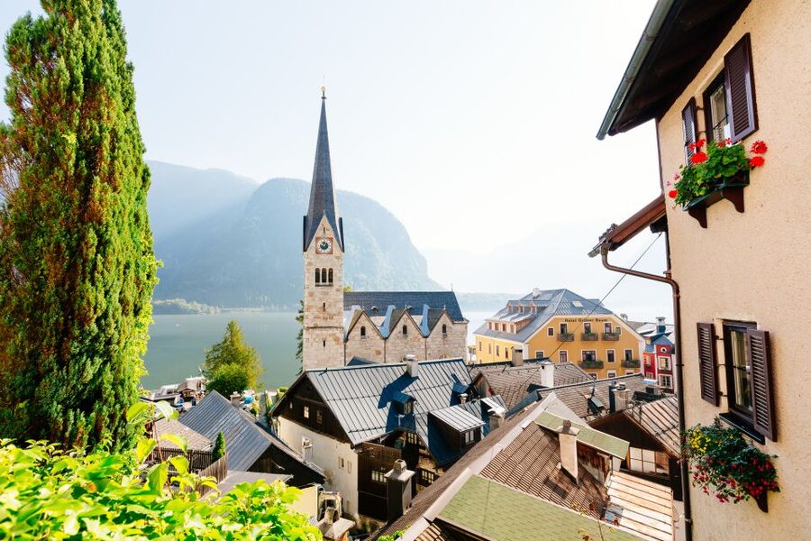 From Vienna: Full Day Trip to Hallstatt and Salzkammergut - Guides, group rhythm, and the level of independence