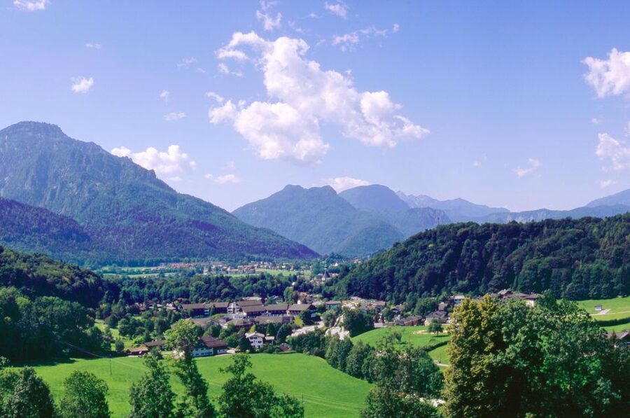 From Vienna: Salzburg and Alpine Lakes Full-Day Trip - Mondsee and the first Alpine views