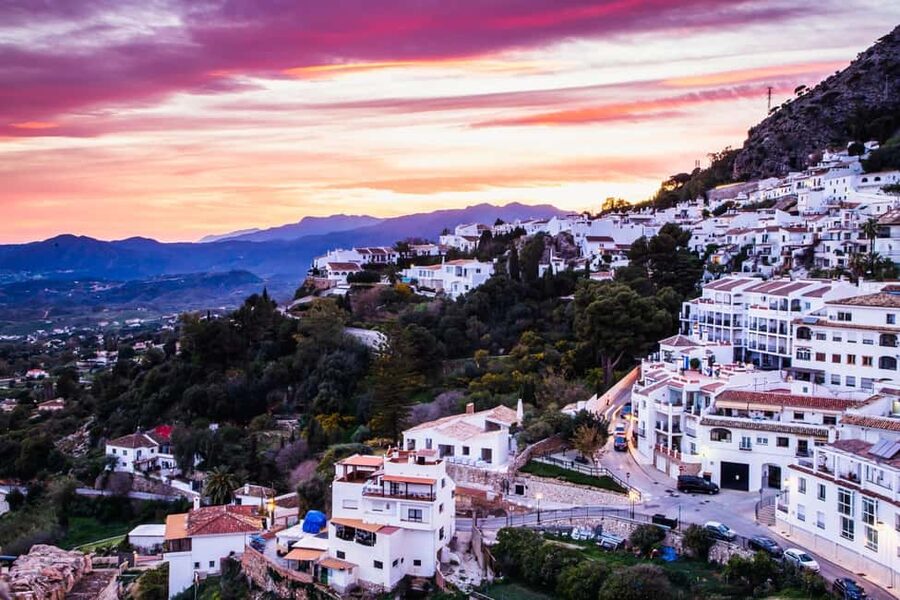Gibraltar and Mijas town Day Trip with Free Time from Málaga - Guides who keep the day organized