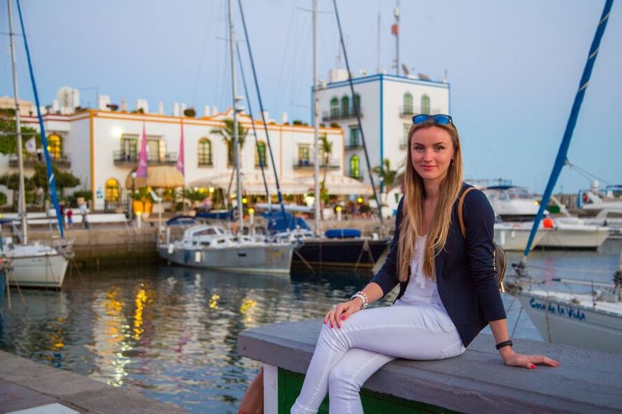 Gran Canaria: Puerto de Mogán Local Market Day Trip - The guide and coach experience