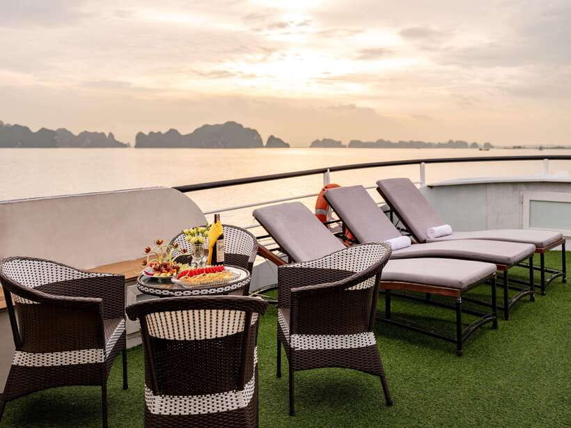 Ha long Bay day trip with Deluxe cruise - Cruising past Halong Bay’s famous islets