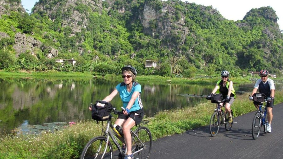 Hanoi: Hoa Lu, Trang An, and Mua Cave Full-Day Trip - A short bike ride through the countryside
