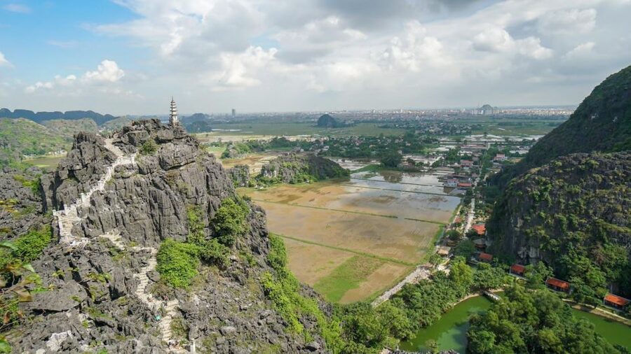 Hanoi: Hoa Lu, Trang An, and Mua Cave Full-Day Trip - Climbing Mua Cave for the Tam Coc view
