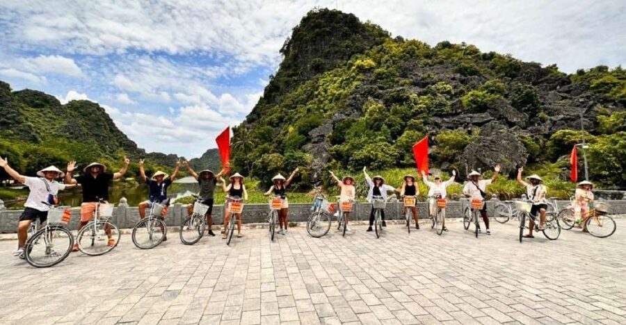 Hanoi: Ninh Binh, Hoa Lu, Tam Coc and Mua Cave Day Trip - Hoa Lu and the temples of Vietnam’s early capital