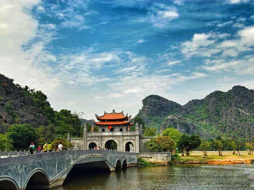 Hanoi: Ninh Binh, Hoa Lu, Trang An & Mua Cave Day Trip - The Hanoi pickup and limousine ride