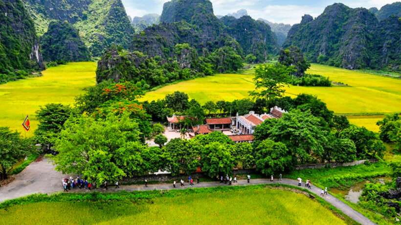 Hanoi/Ninh Binh: Tam Coc, Hoa Lu & Mua Caves Full-Day Trip - Hoa Lu and the Dinh and Le temples