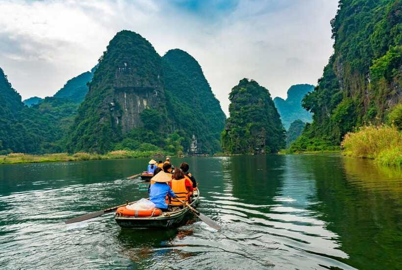 Hoa Lu, Tam Coc, & Mua Cave Day Trip with Lunch & Limousine - Mua Cave and the 500 steps to Ngoa Long Mountain