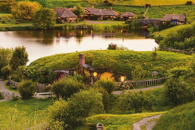 Hobbiton & Waitomo Caves Guided Day Trip from Auckland incl lunch - A light café lunch between the attractions