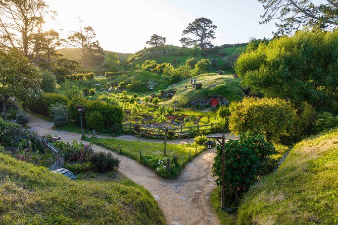 Hobbiton & Waitomo Caves Guided Day Trip from Auckland incl lunch - Crossing the Bombay Hills and Waikato countryside