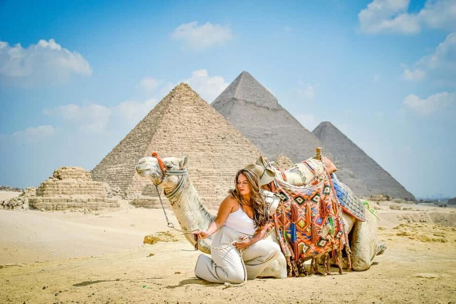 Hurghada: Cairo Pyramids, Sphinx & Egyptian Museum Day Trip - Giza Plateau and the Great Pyramid of Khufu
