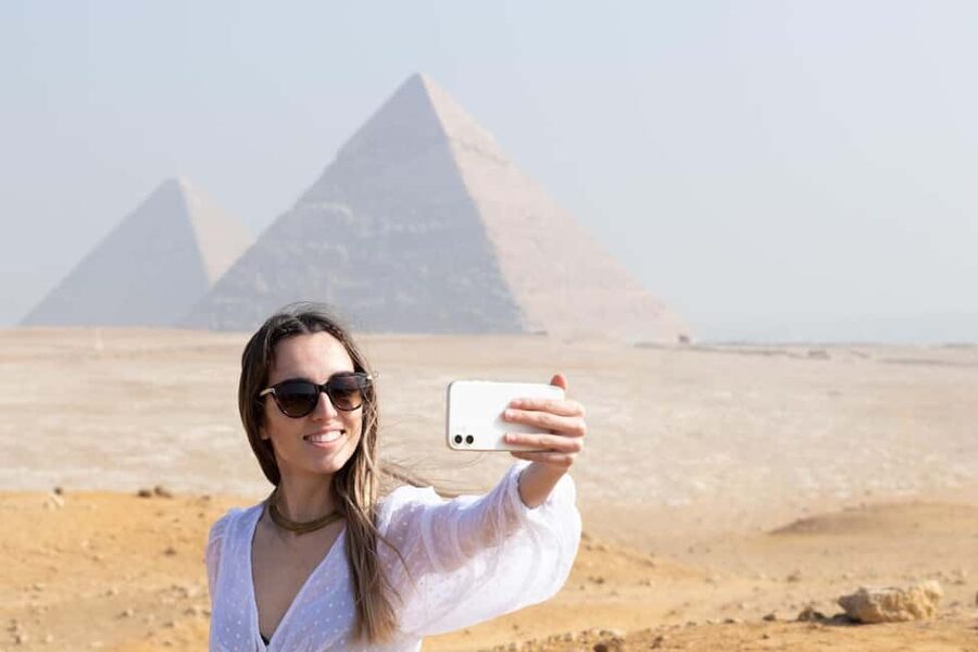 Hurghada: Cairo Pyramids, Sphinx & Egyptian Museum Day Trip - Local lunch after the pyramid complex