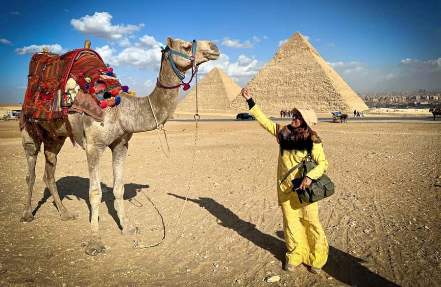 Hurghada Day Trip to Giza Pyramids, Sphinx, Museum and lunch - The guide can make or break the day