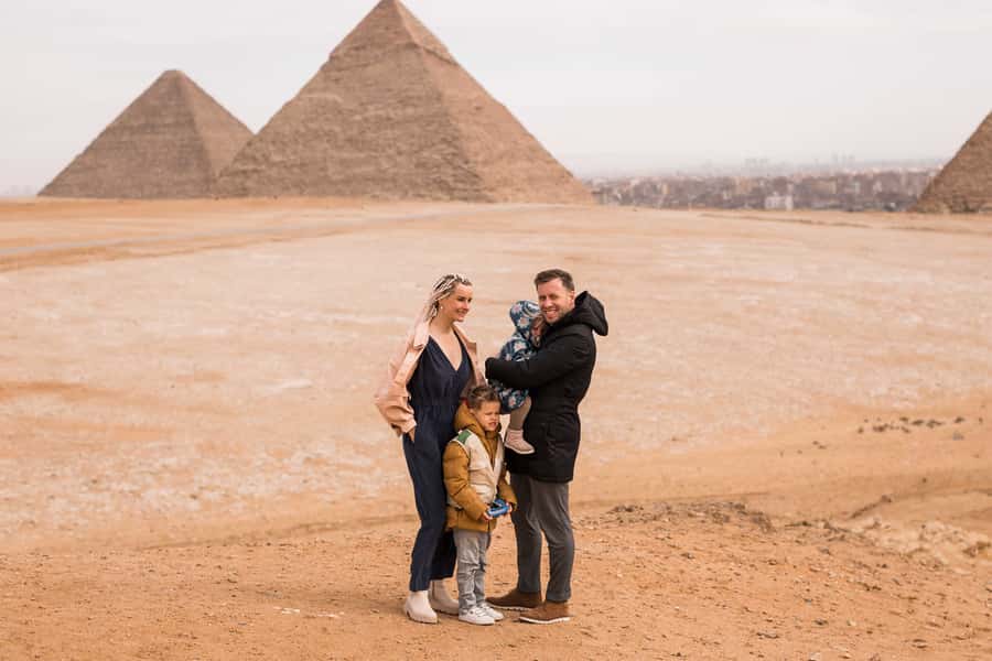 Hurghada: Giza Pyramids, Sphinx, Museum & Old Souq Day Trip - Lunch at a local restaurant