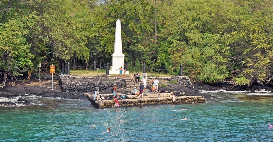 Kailua-Kona: Captain Cook Reef Catamaran Day Trip with Lunch - Seeing the Captain Cook Monument from the water