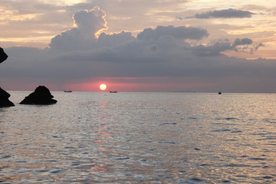 Ko Phi Phi Don: Speedboat Day Trip with Shark Snorkeling - Sunset, fruit, and the final swim