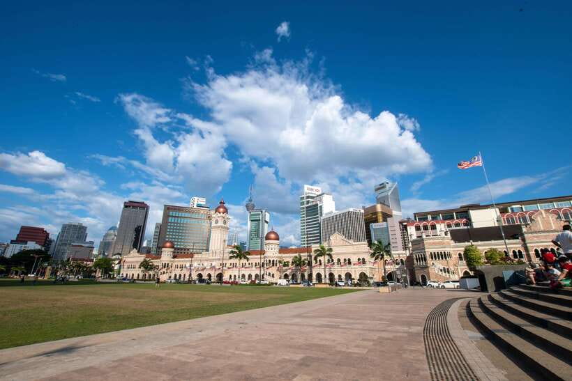 Kuala Lumpur: City Sights, Batu Caves and Fireflies Day Trip - Petronas Twin Towers and the limits of a city overview