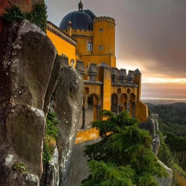 Lisbon: Pena Palace, Regaleira, Sintra, and Cascais Day Trip - The van, group size, and guide style