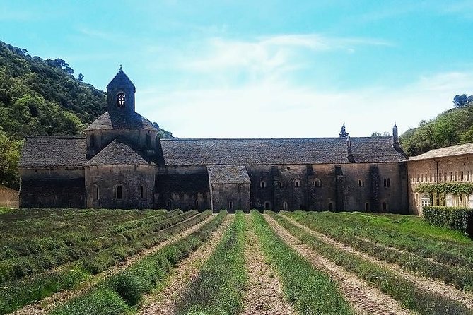 Luberon Market & Villages Day Trip from Aix-en-Provence - Fontaine de Vaucluse: water, rock, and a short break