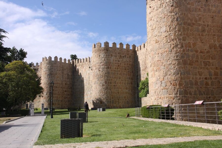 Madrid: Avila and Segovia Day Trip with Tickets to Monuments - Ávila: walls, saints, and Romanesque stone