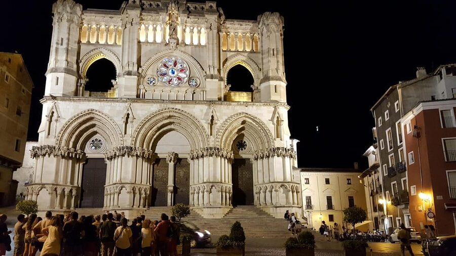 Madrid:Full Day Trip to Cuenca, Cathedral and Hanging Houses - Entering Cuenca from the Barrio del Castillo
