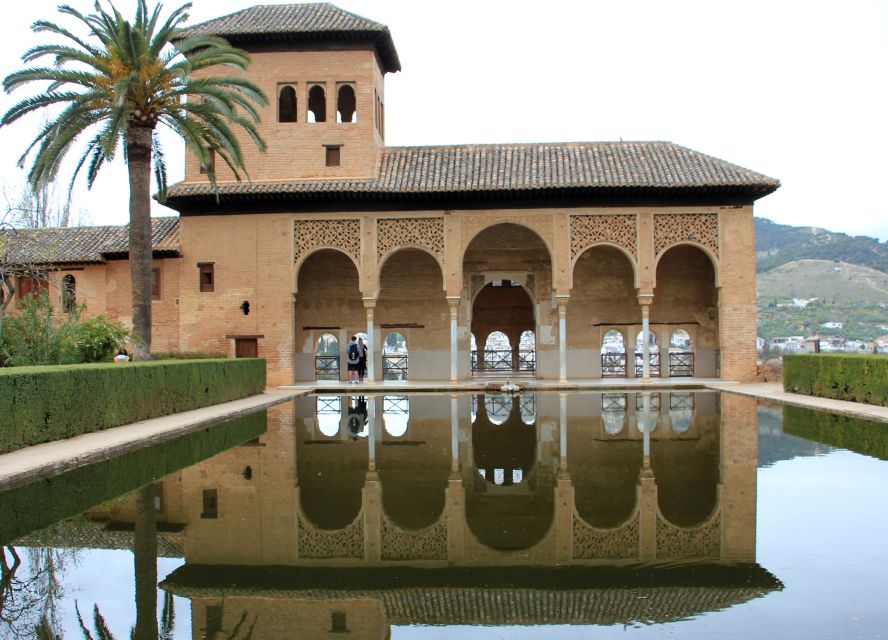 Malaga: Granada Day Trip with Alhambra, Palaces and Gardens - Who should book this day trip?