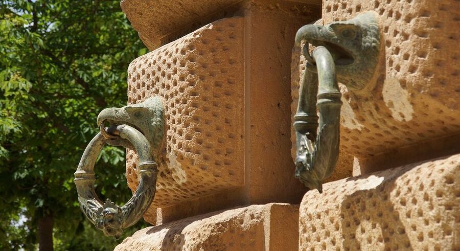 Malaga: Granada Day Trip with Alhambra, Palaces and Gardens - The Generalife and its summer-palace setting
