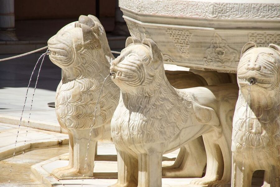 Malaga: Granada Day Trip with Alhambra, Palaces and Gardens - What the transport adds, and what it cannot do