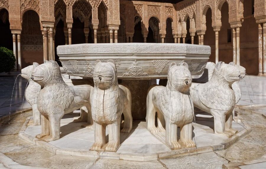 Malaga: Granada Day Trip with Alhambra, Palaces and Gardens - The guide makes a real difference