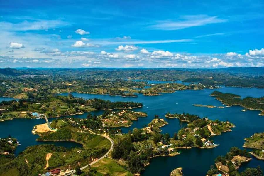 Medellin: Guatape and El Penol Rock Day Trip with Boat Ride - Cruising across Guatapé Reservoir