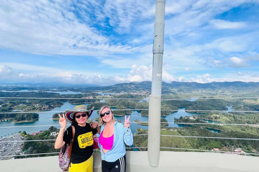 Medellin: Guatape and El Penol Rock Day Trip with Boat Ride - Leaving Medellín and getting breakfast