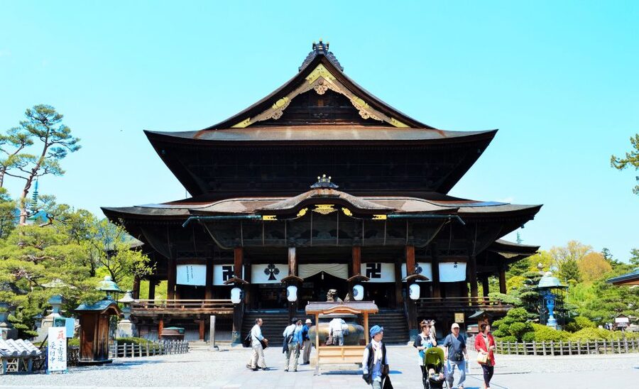 Nagano: Snow Monkeys, Zenkoji Temple & Sake Day Trip - Zenkoji Temple gives the day a proper beginning