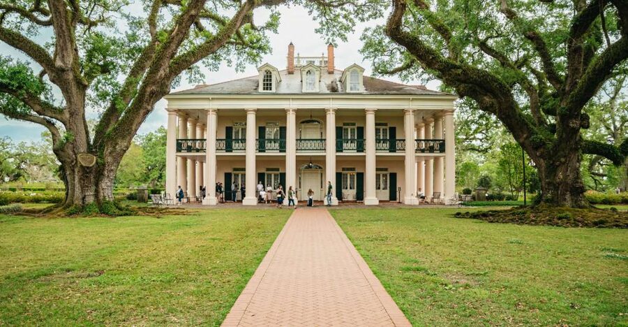 New Orleans: Oak Alley Plantation and Swamp Cruise Day Trip - Oak Alley Plantation and its difficult past