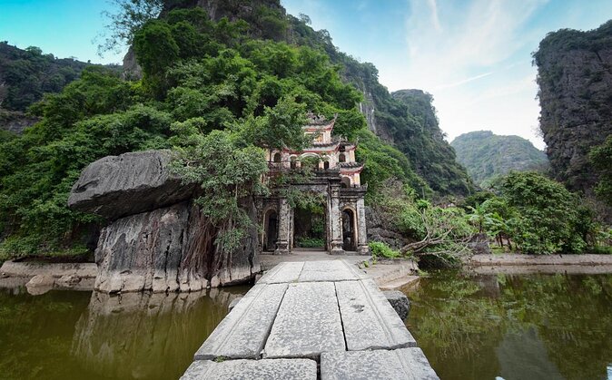 Ninh Binh Day Trip: Bai Dinh-Trang An-Mua Cave, Buffet, Boat, Bus - Bai Dinh Pagoda and Its Monumental Scale