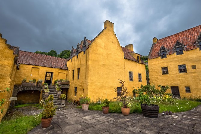 Outlander Film Locations Day Trip from Edinburgh - Falkland: Inverness in the 1940s