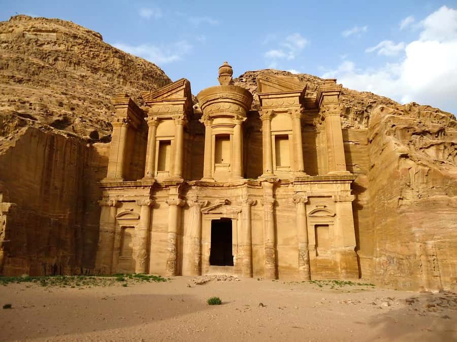 Petra & Wadi Rum: Full Day Private Tour with Hotel Pickup - Lunch and the road to Wadi Rum