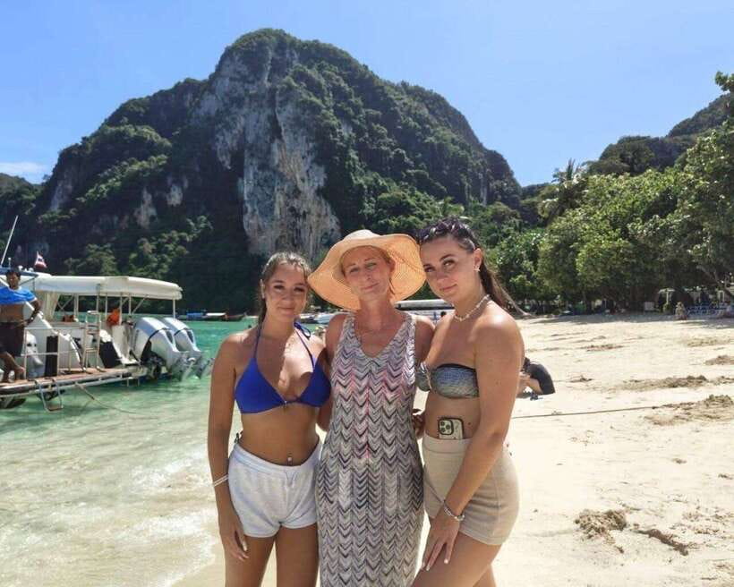 Phuket: Phi Phi Islands and Maya Bay Day Trip with Lunch - Crowds, timing, and comfort