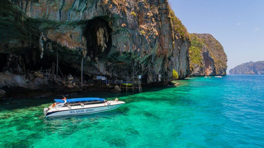 Phuket: Speedboat Day Trip to Phi Phi and Maya Bay - Guides, crew, and the group atmosphere