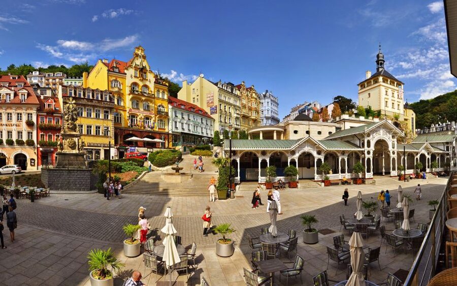 Prague: Karlovy Vary Day Trip with Watchtower and Funicular - What the guides add to the day