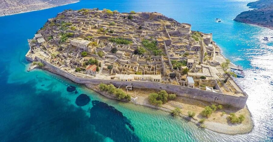 Rethymnon:Day Trip to Spinalonga, Agios Nikolaos and Elounda - Agios Nikolaos and the blue bowl of Lake Voulismeni