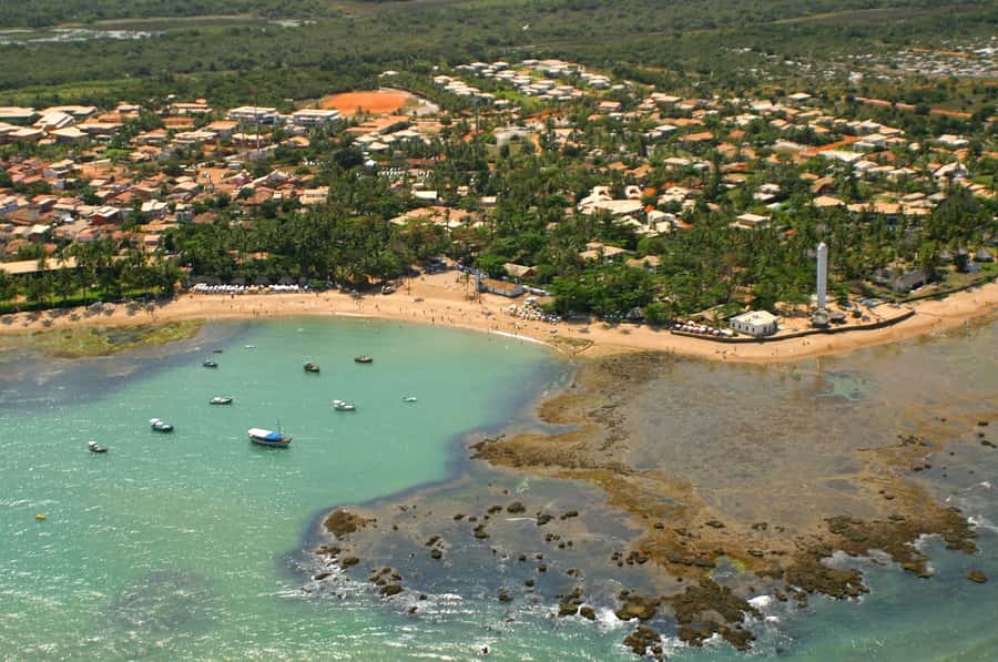 Salvador: Praia Do Forte and Guarajuba Beach Day Trip - Guarajuba Beach and calm water