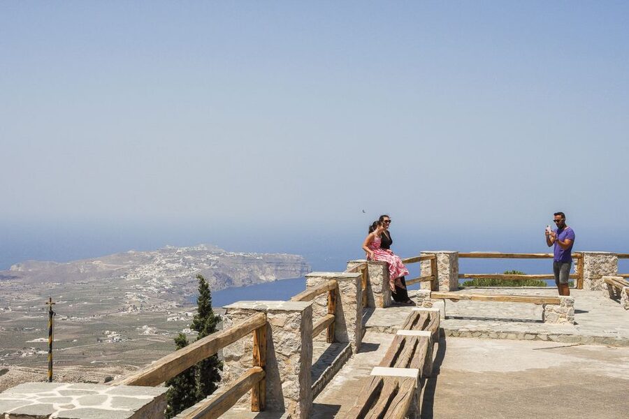 Santorini: Top Sights Day Trip, Wine Tasting, & Oia Sunset - Guides, drivers, and the coach experience